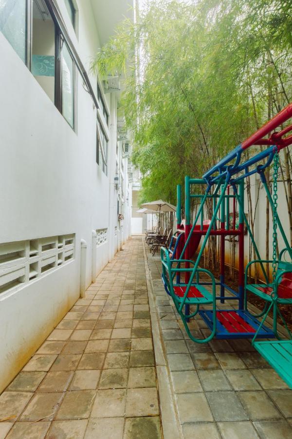 Urbanest Inn House Slipi Jakarta Buitenkant foto