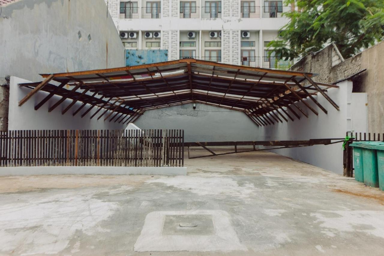 Urbanest Inn House Slipi Jakarta Buitenkant foto